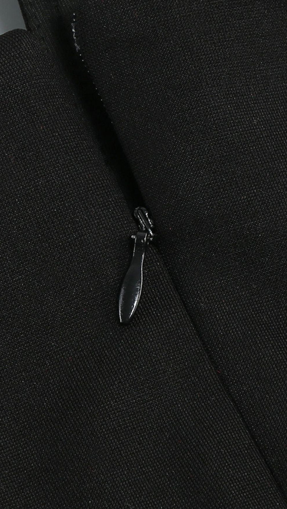 ABITO MIDI NERO CON SCOLLO A V