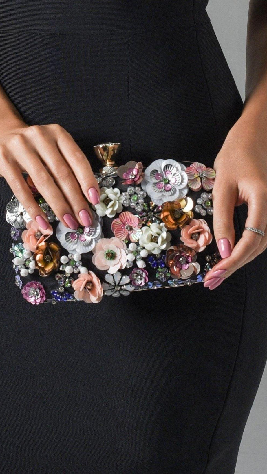 Clutch mit Blumenstickerei – Schwarz