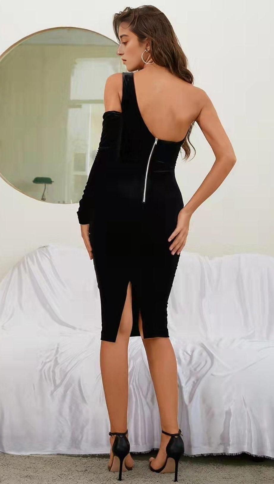 WEINROTES MIDIKLEID AUS SAMT MIT EINER SCHULTER