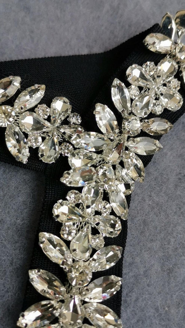 SCHWARZES CROSET-KLEID MIT KRISTALL-TRÄGERN