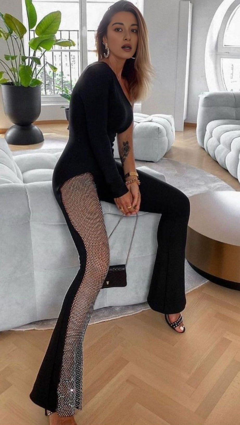 BLACK ONE-SIDE SLEEVED JUMPSUIT