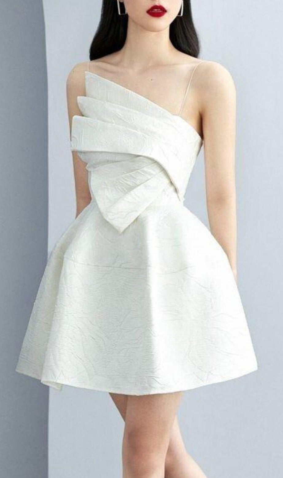 MINIKLEID MIT RIEMENSAUM IN WEISS