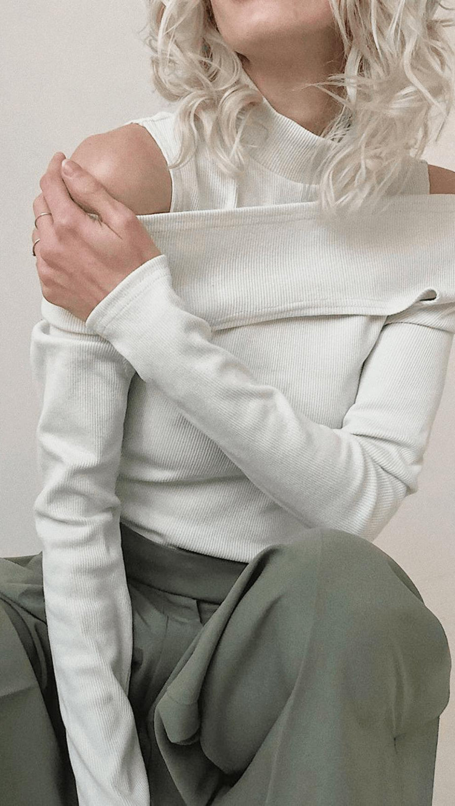 OFF-THE-SHOULDER SOLID COLOR T-SHIRT