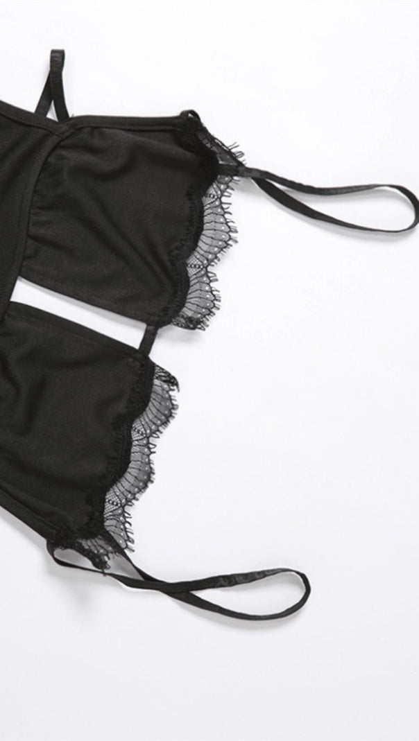 ABITO NERO CON SPACCO E SPALLE A FIBBIA