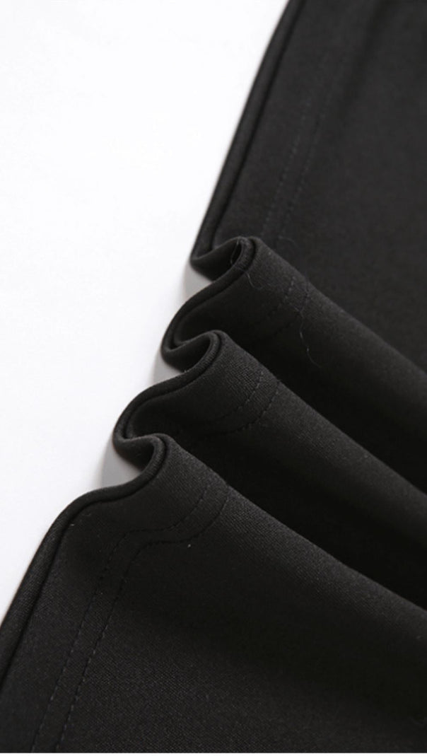 ABITO NERO CON SPACCO E SPALLE A FIBBIA
