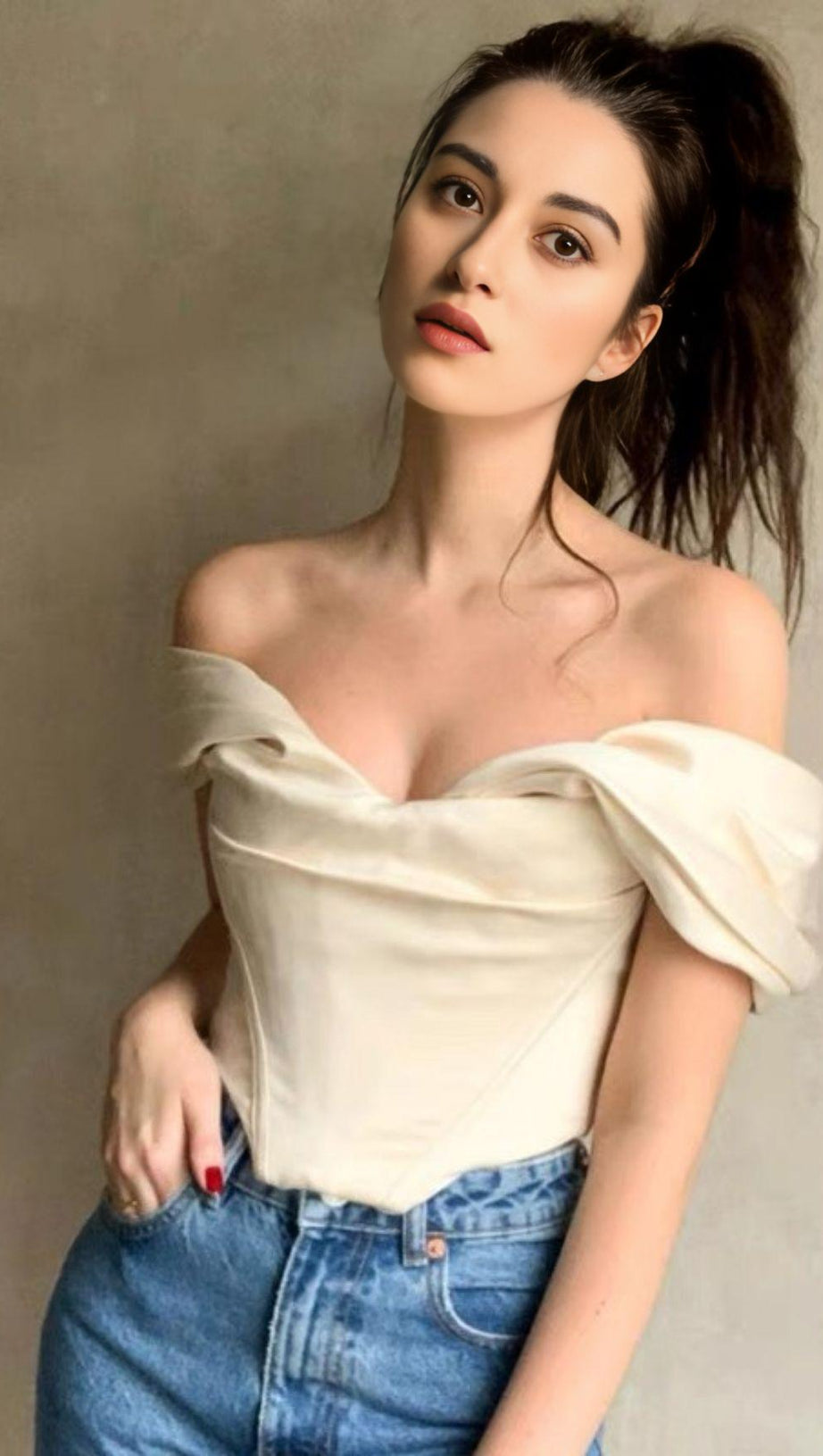 ONE-SHOULDER-TUBE-TOP UND ABDOMET-WESTE