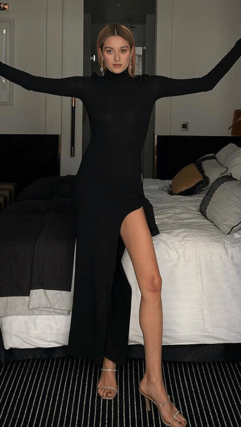 Kleid mit hoher Taille und hohem Schlitz zum Binden