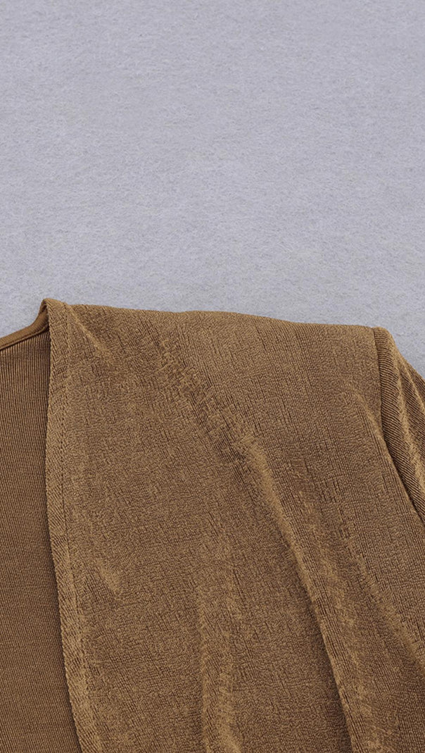 ABITO SLIM CON PLISSETTATURE A V PROFONDA