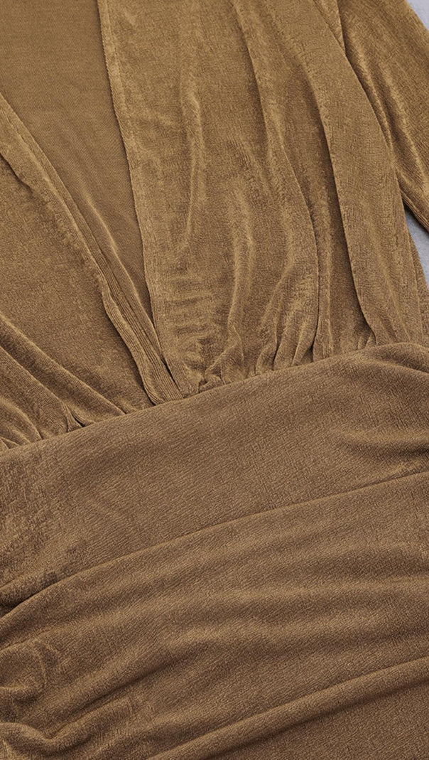 ABITO SLIM CON PLISSETTATURE A V PROFONDA