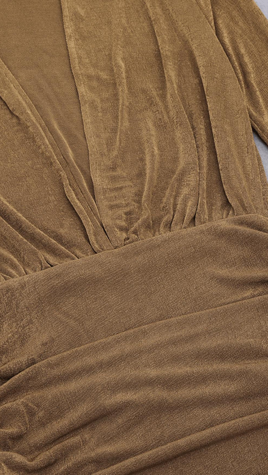 Schmales Kleid mit tiefem V-Ausschnitt und Plissee