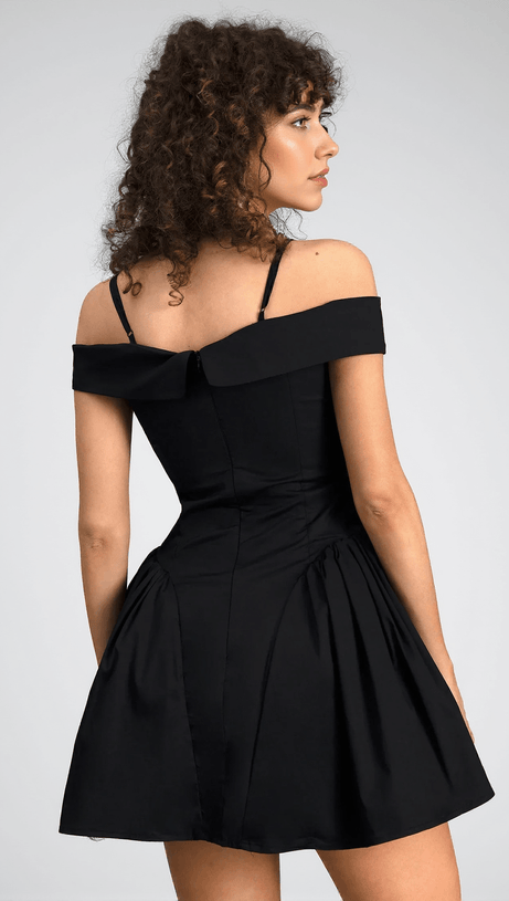 Vassia – Schulterfreies Minikleid in Schwarz