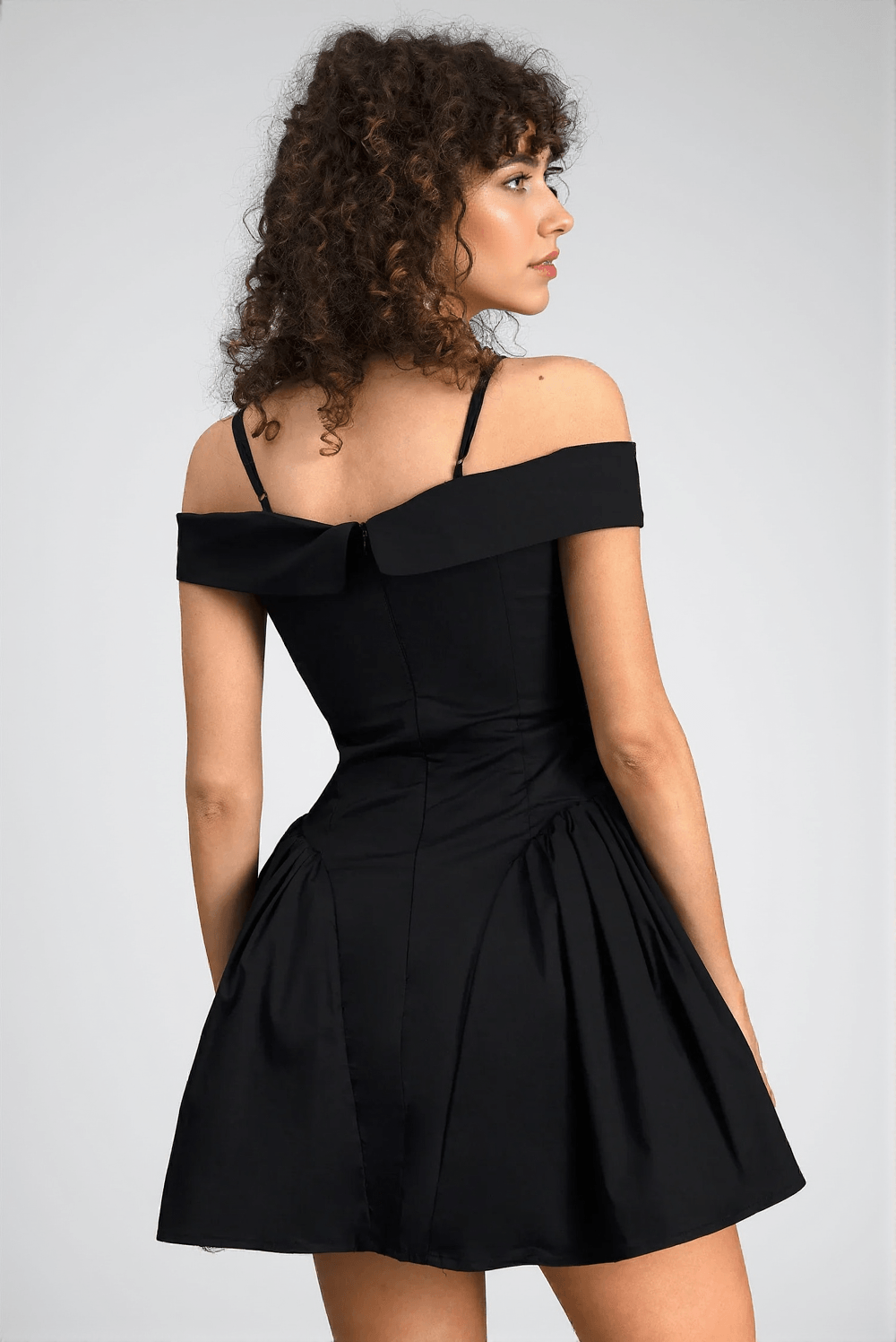 Vassia – Schulterfreies Minikleid in Schwarz