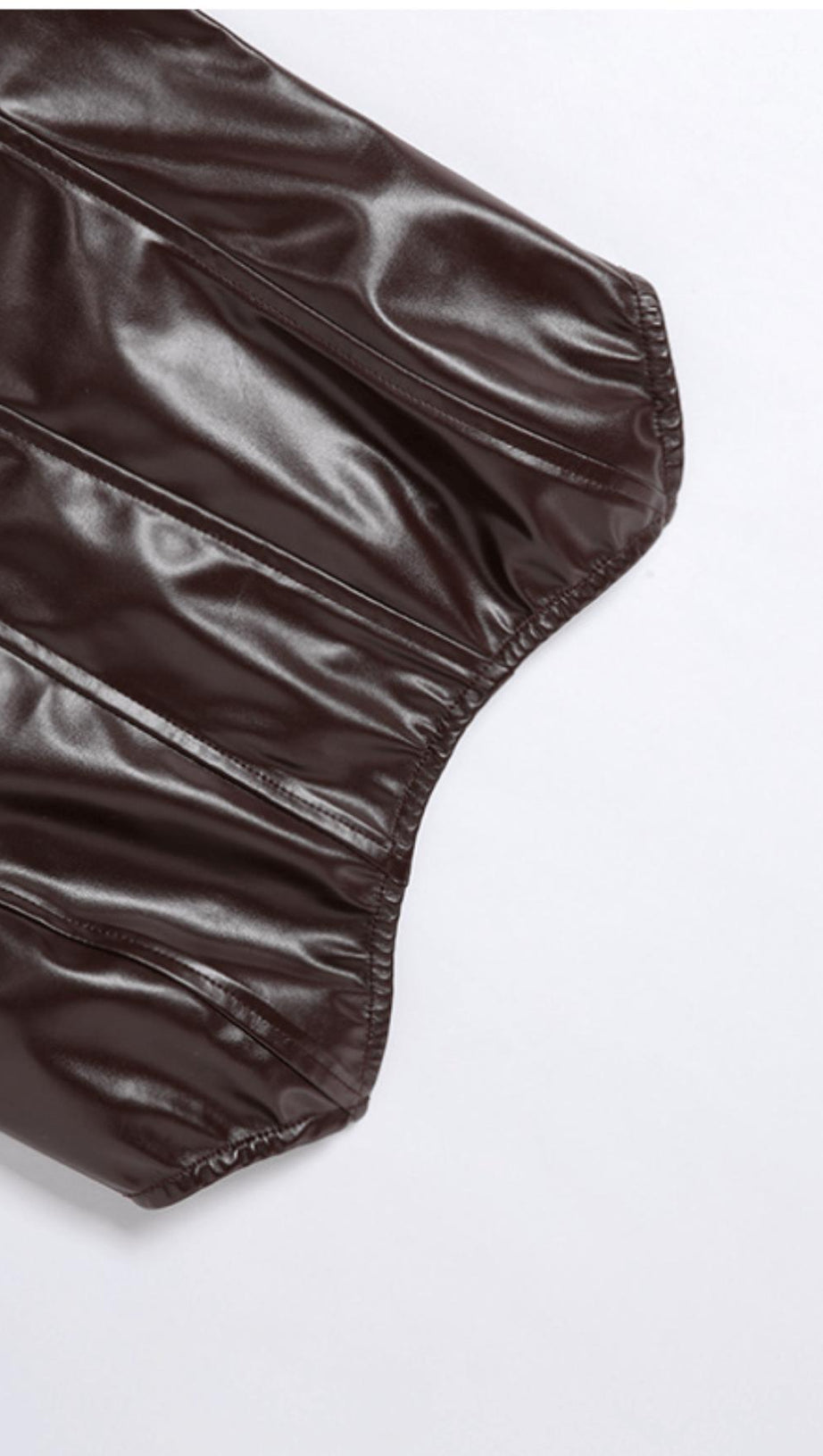 Schmale Weste aus Kunstleder mit einer Schulter