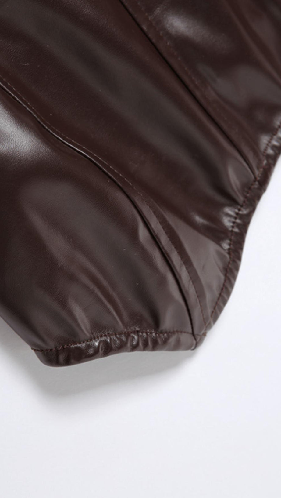 Schmale Weste aus Kunstleder mit einer Schulter