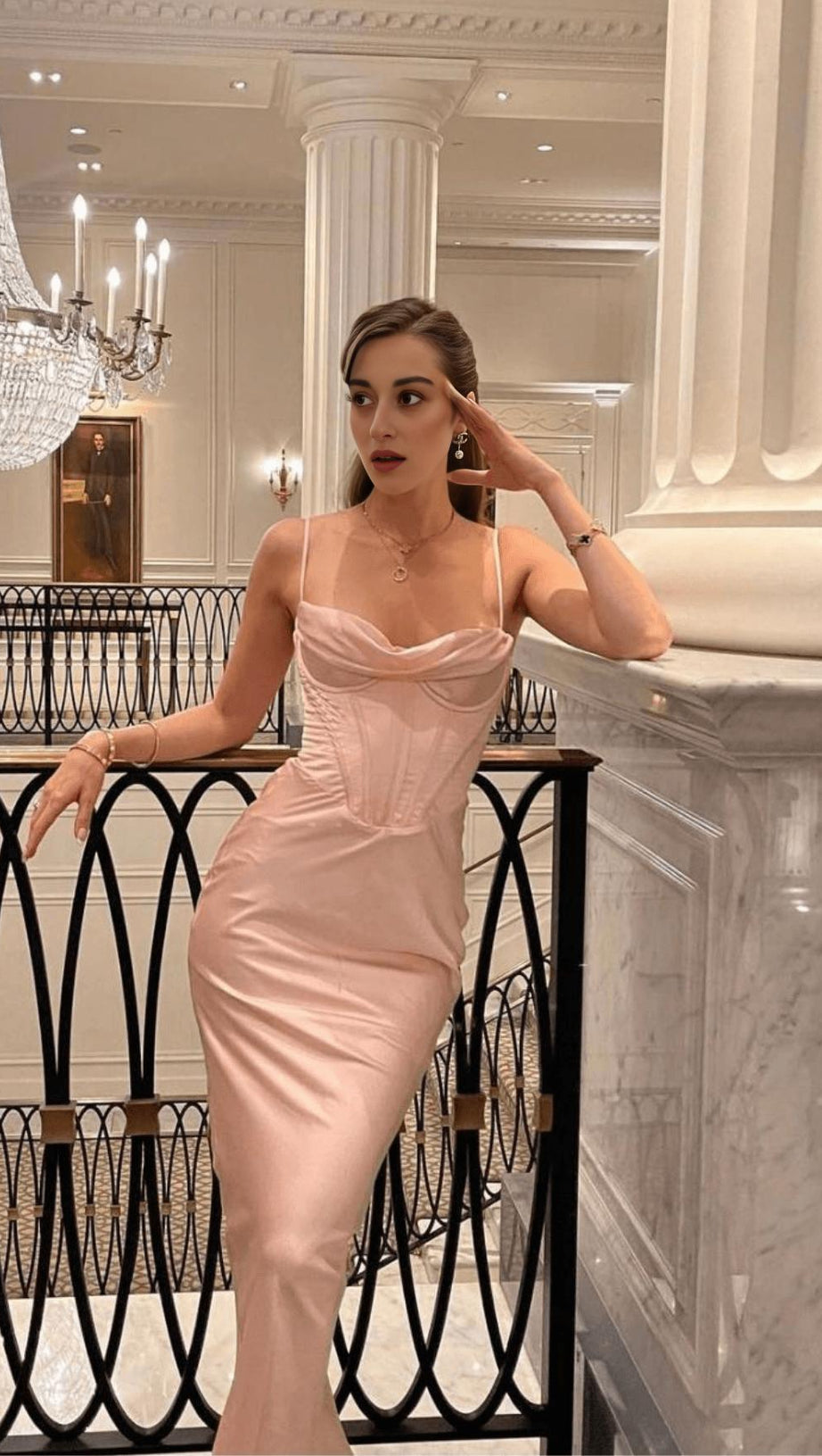 ABITO ELEGANTE CON BRETELLE IN RASO ROSA