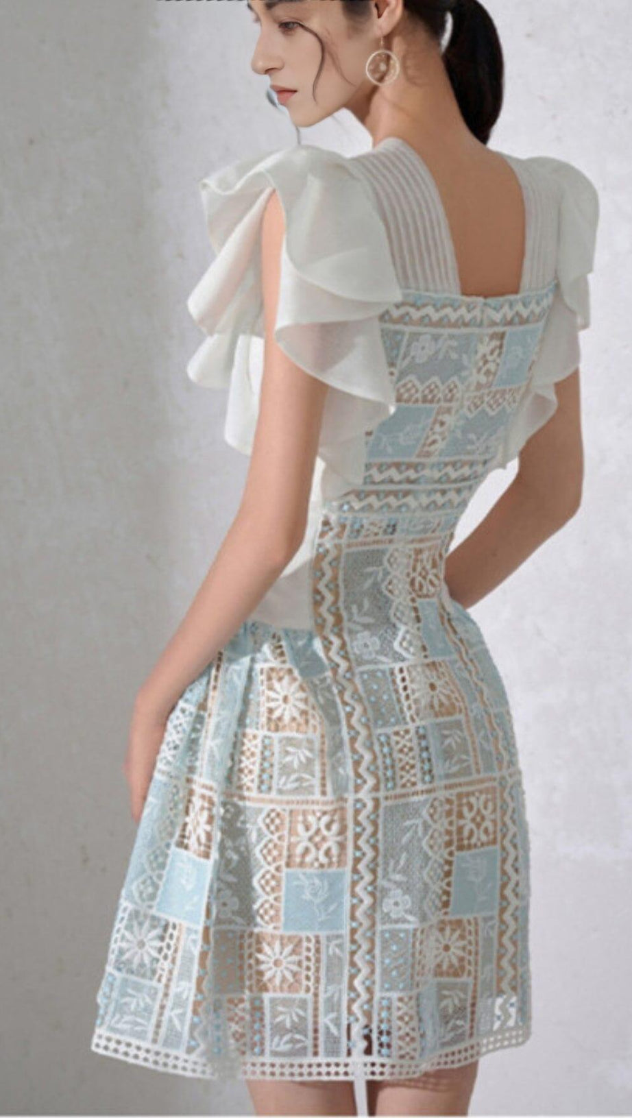 LACE RUFFLED MINI DRESS IN SLIGHT GRAY