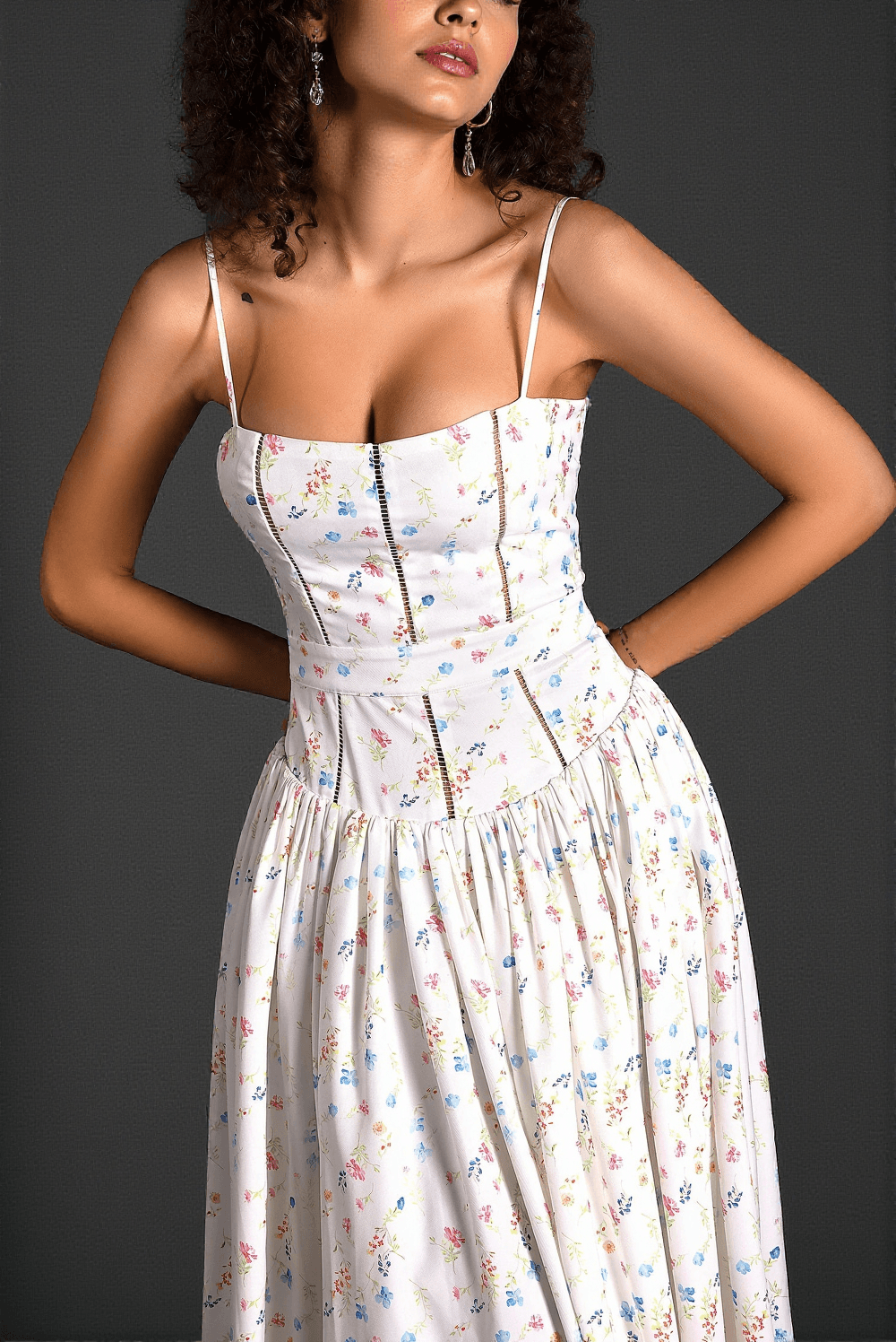 Gepunktetes Spaghetti-Kleid mit gewebtem Print