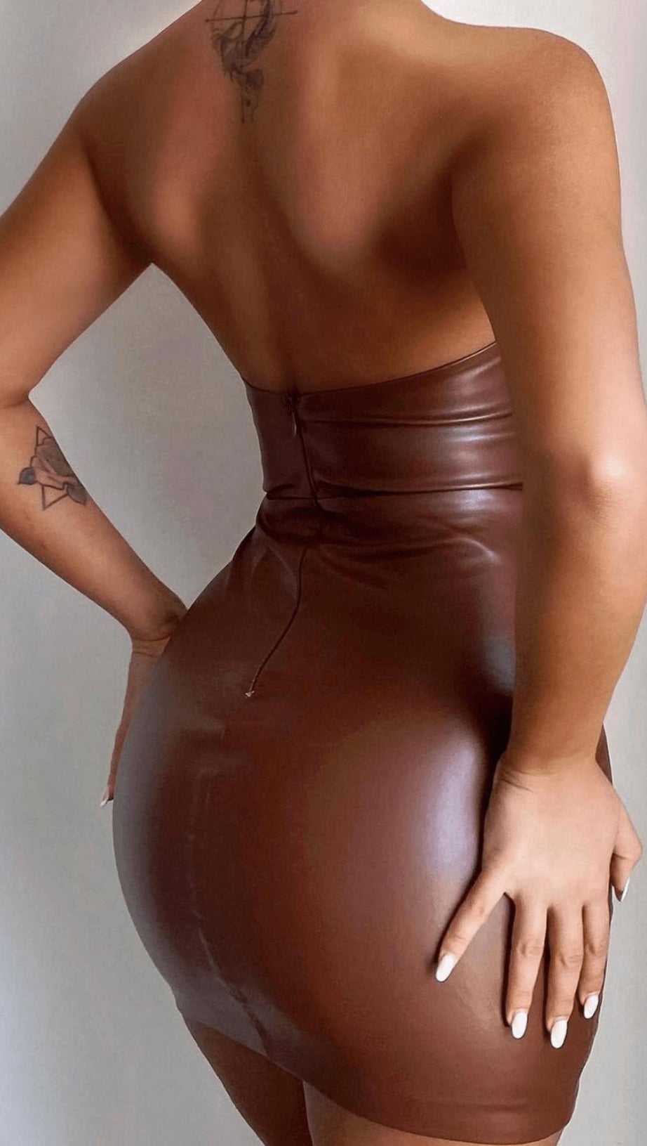 HOLLOW LEATHER SKIRT.