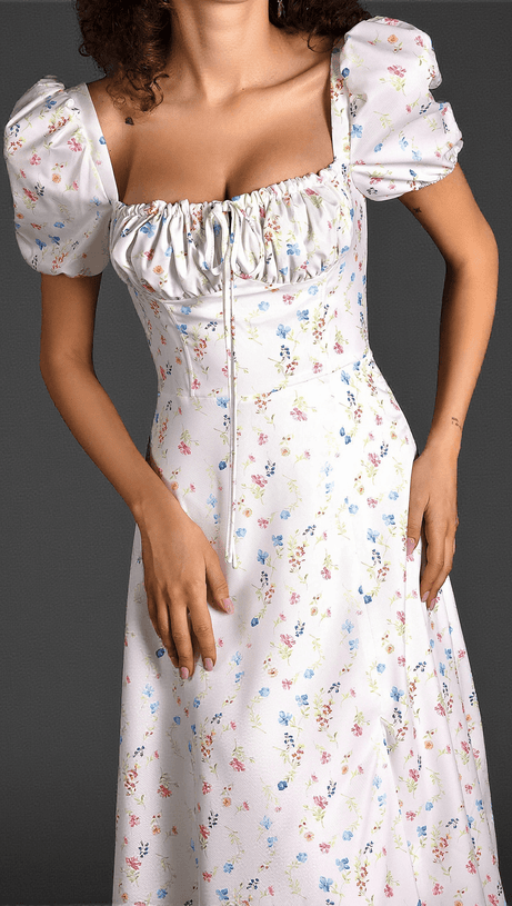 Diann – Geblümtes Kleid mit seitlichem Schlitz und Puffärmeln