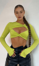 Hollow navel pleated top