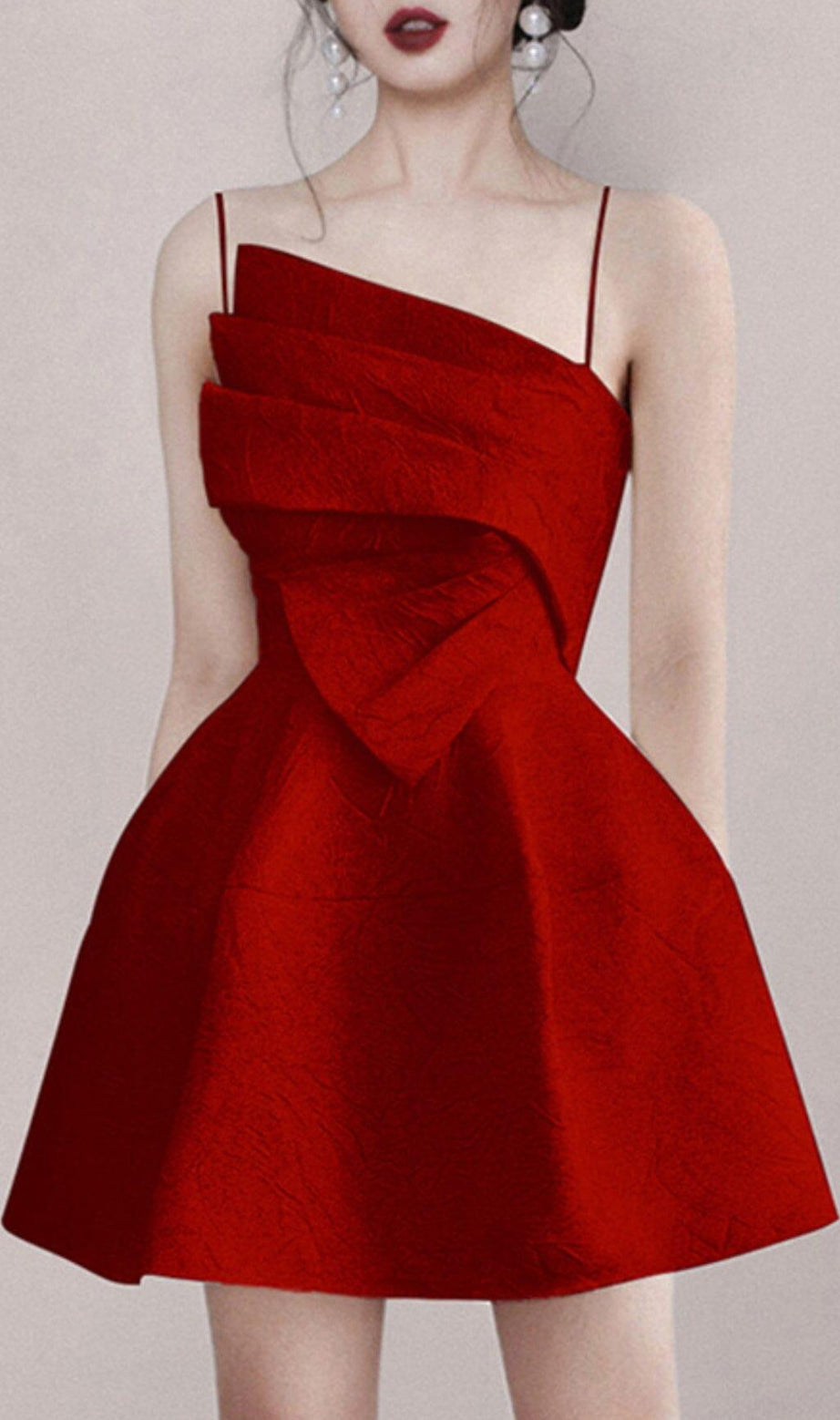 MINIKLEID MIT RIEMENSAUM IN ROT