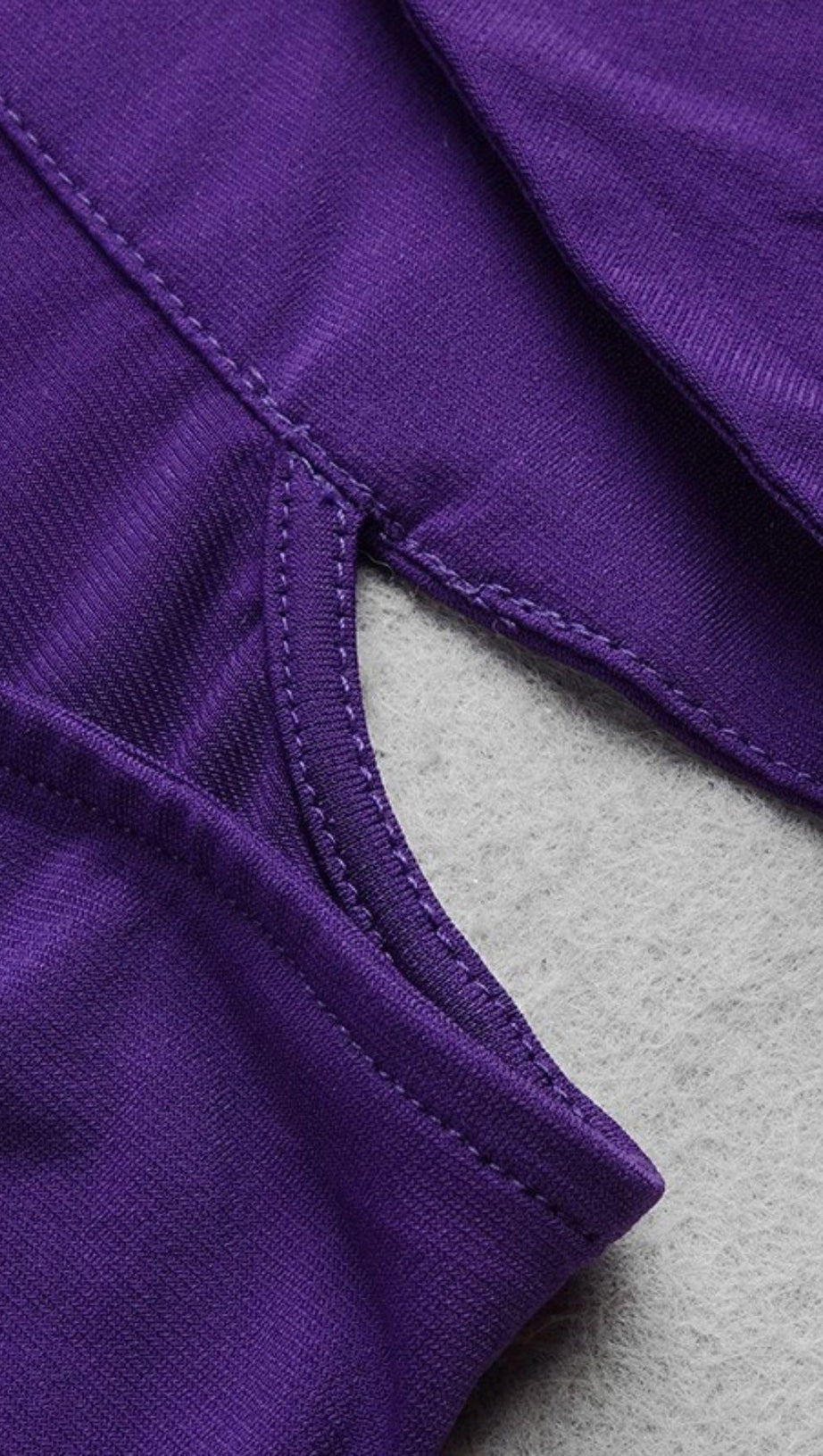 Kleid mit schrägem Kragen und Cut-out