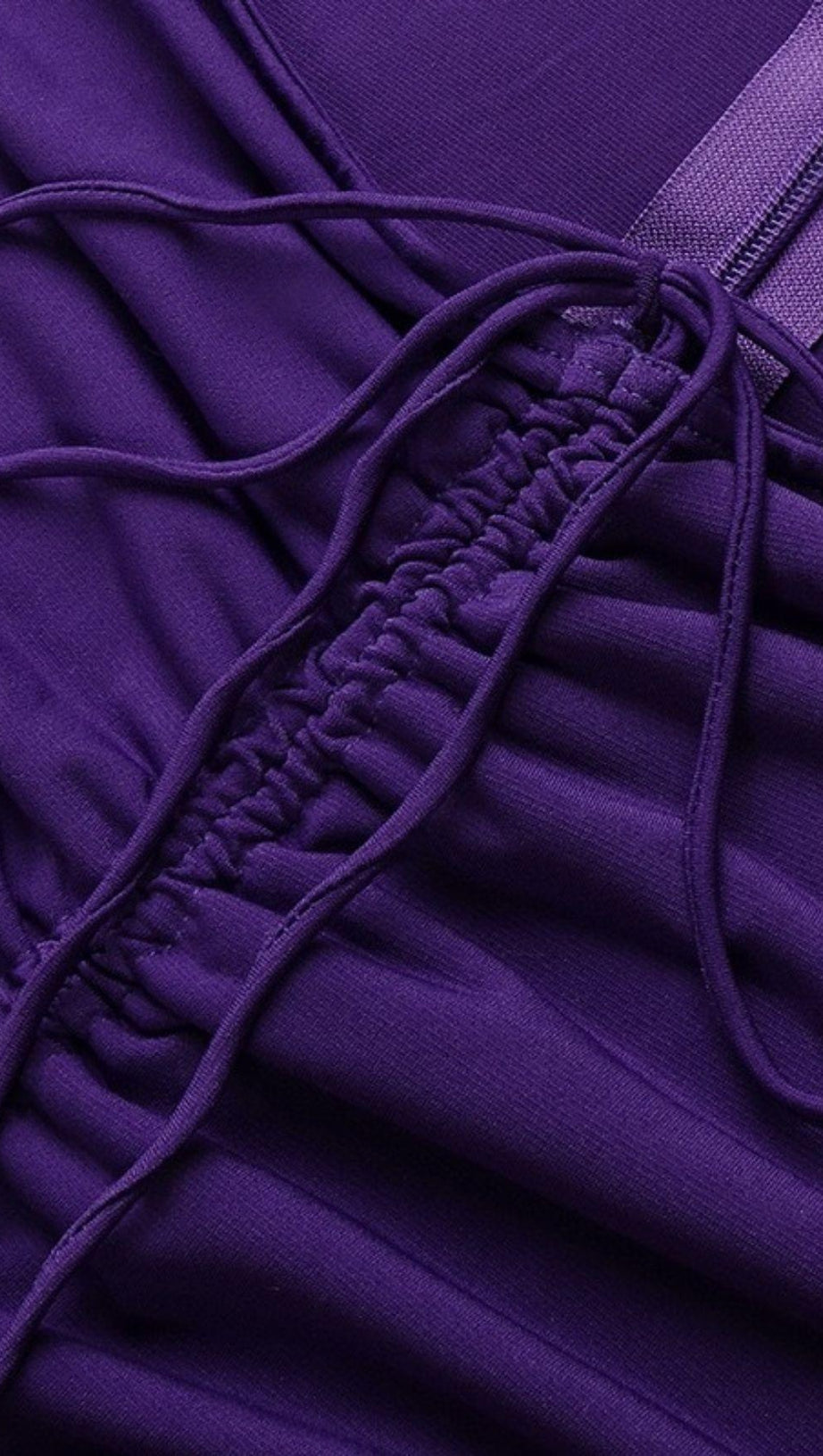 Kleid mit schrägem Kragen und Cut-out