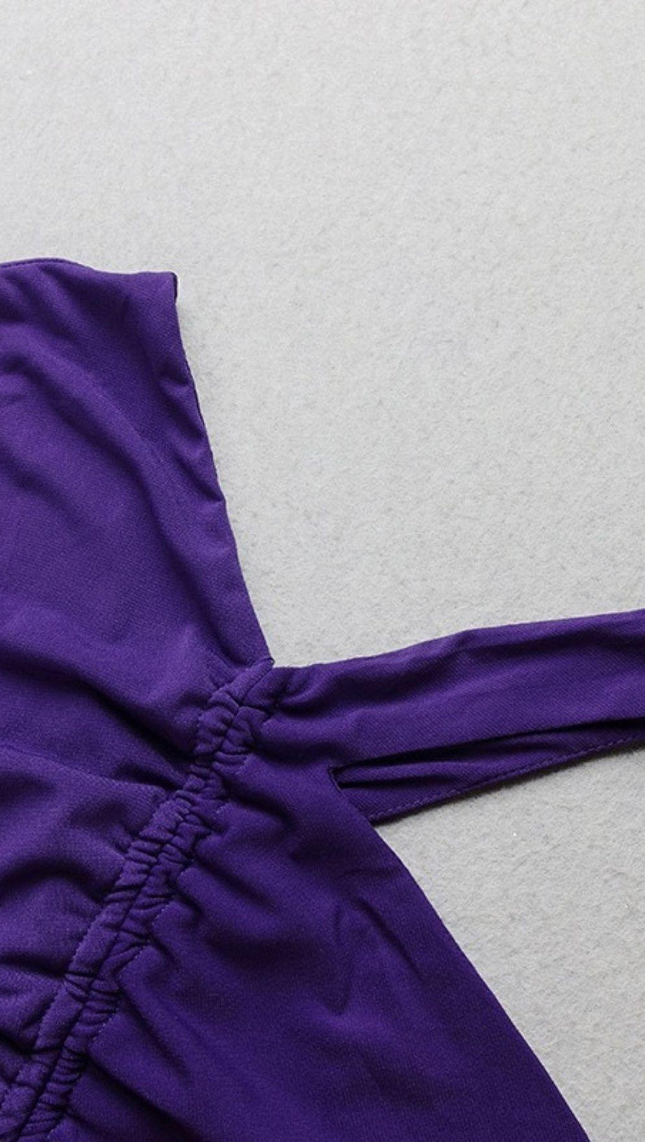 Kleid mit schrägem Kragen und Cut-out