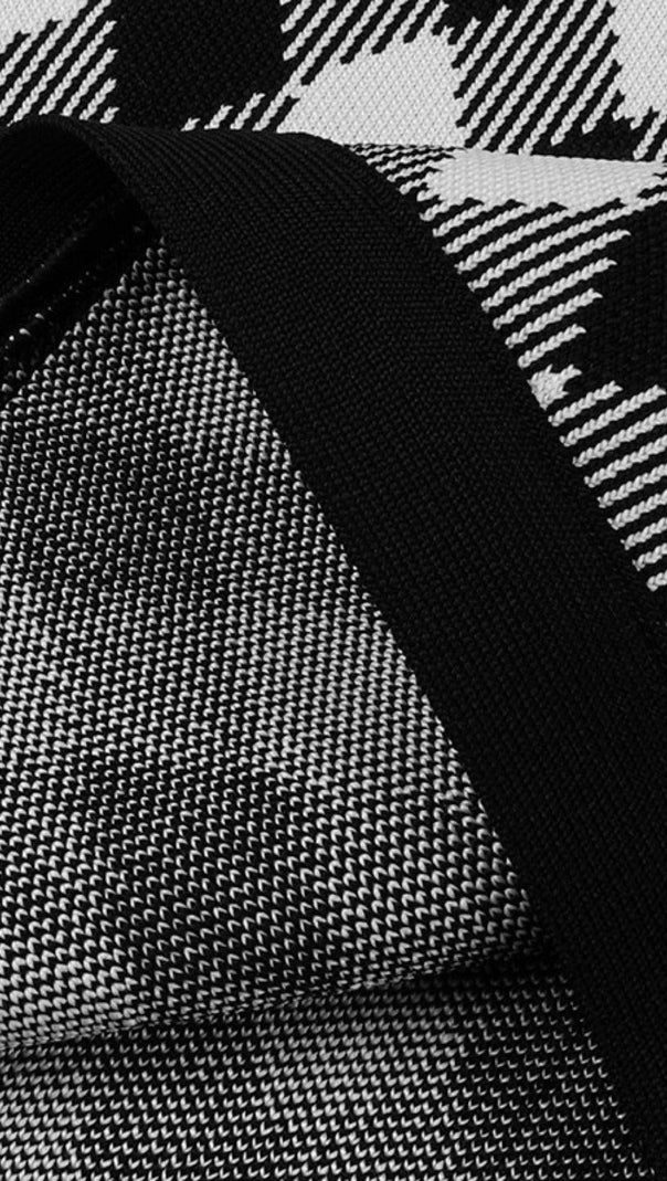 Kostüm mit Rock und geometrischem Muster