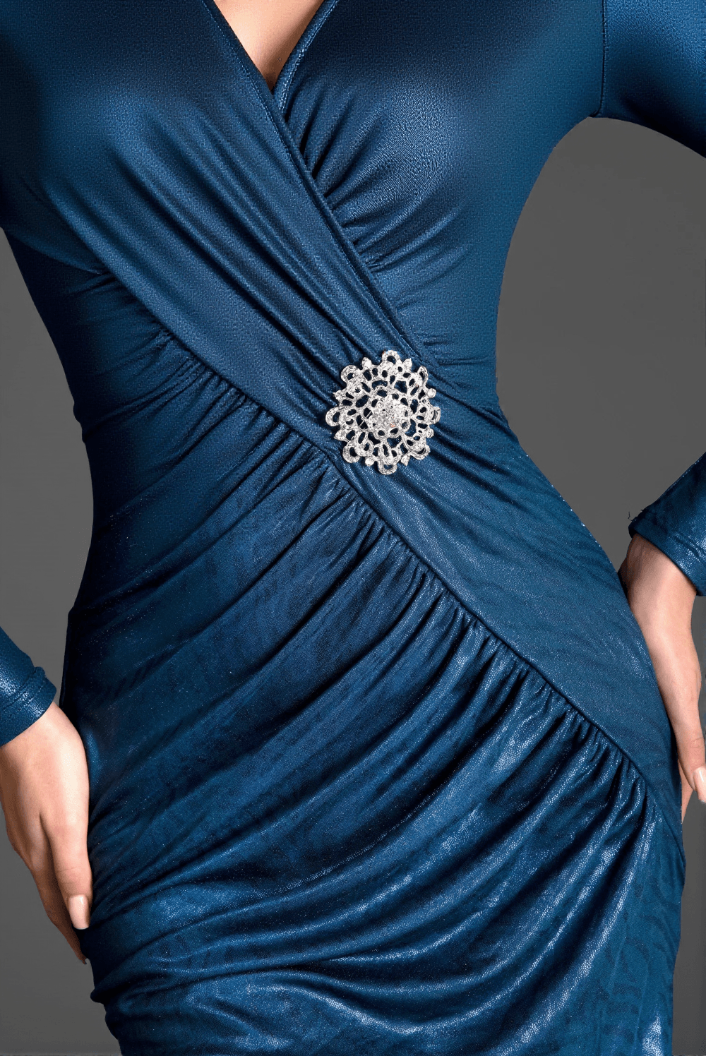 Burelli – Kleid mit V-Ausschnitt und langen Ärmeln und Seitenschlitzen