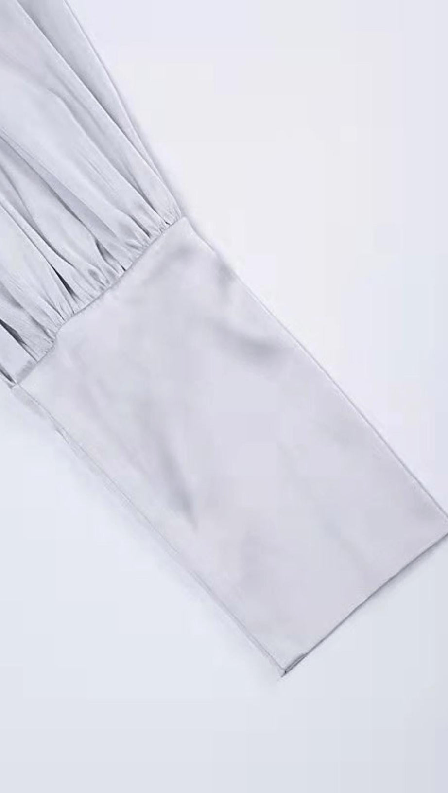 ABITO DRAPPEGGIATO CON COLLO ALTO IN RASO BIANCO