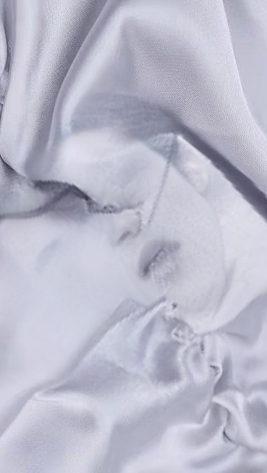 ABITO DRAPPEGGIATO CON COLLO ALTO IN RASO BIANCO