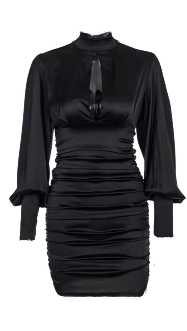 WEISSES SATIN-KLEID MIT HOCHAUSSCHNITT UND DRAPIERTEM KRAGEN