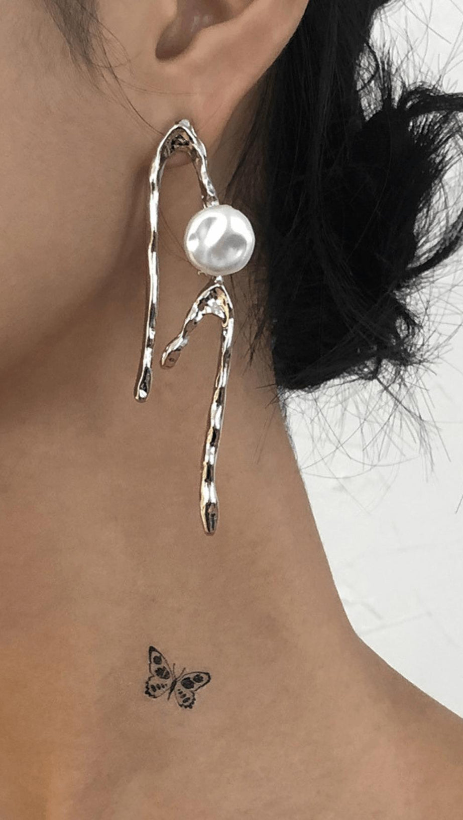 GEOMETRIC IRREGULAR PEARL EARRINGS.