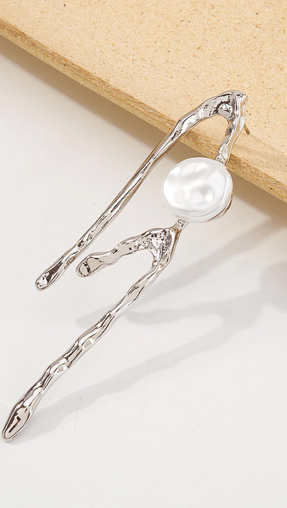 GEOMETRIC IRREGULAR PEARL EARRINGS.