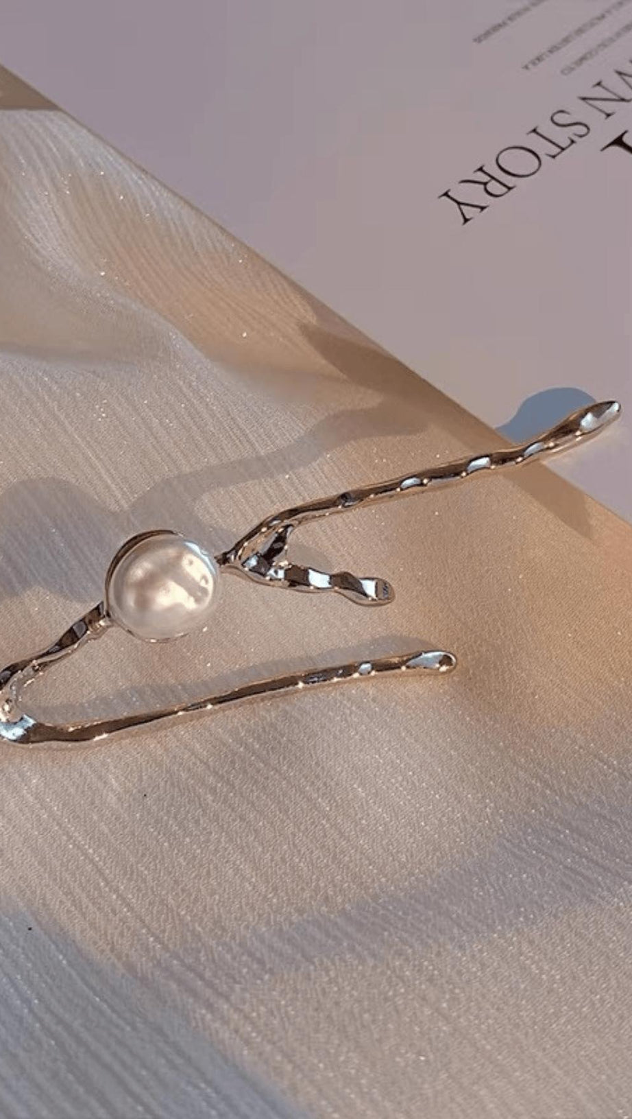 GEOMETRIC IRREGULAR PEARL EARRINGS.