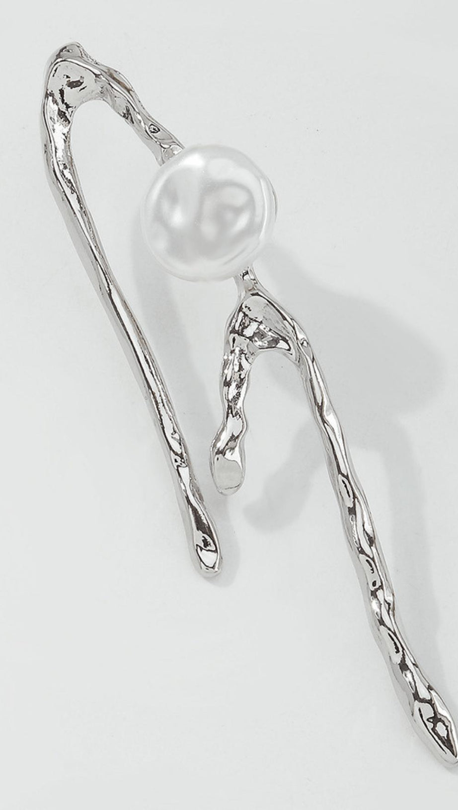 GEOMETRIC IRREGULAR PEARL EARRINGS.