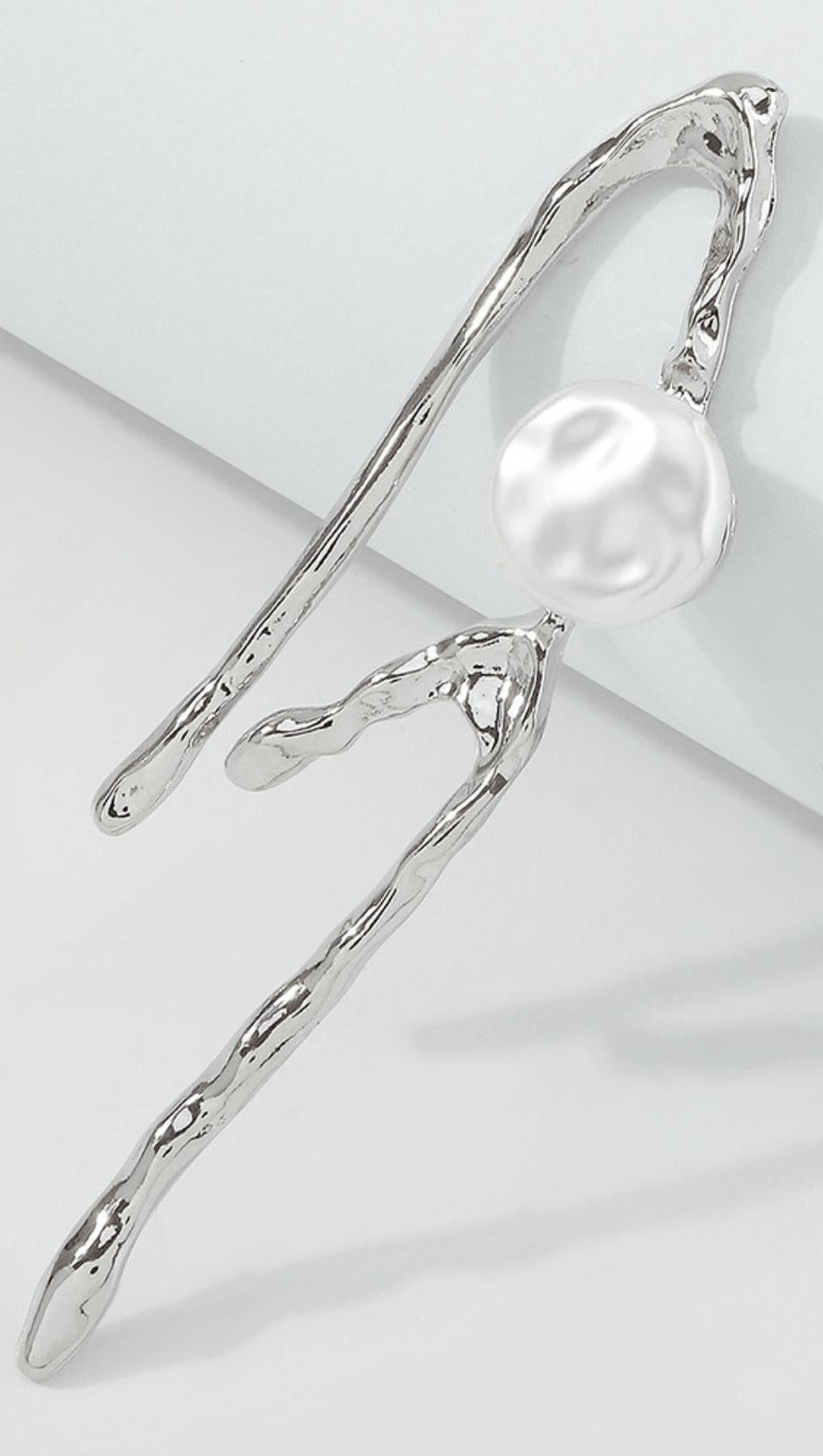 GEOMETRIC IRREGULAR PEARL EARRINGS.