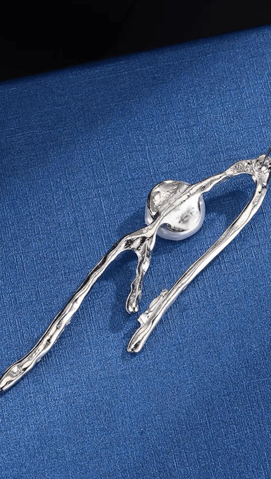 GEOMETRIC IRREGULAR PEARL EARRINGS.