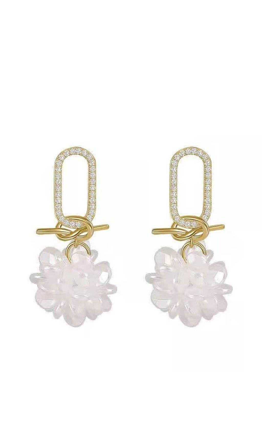 ORECCHINI GEOMETRICI MICRO-INTARSIATI E ANNODATI A FIORE