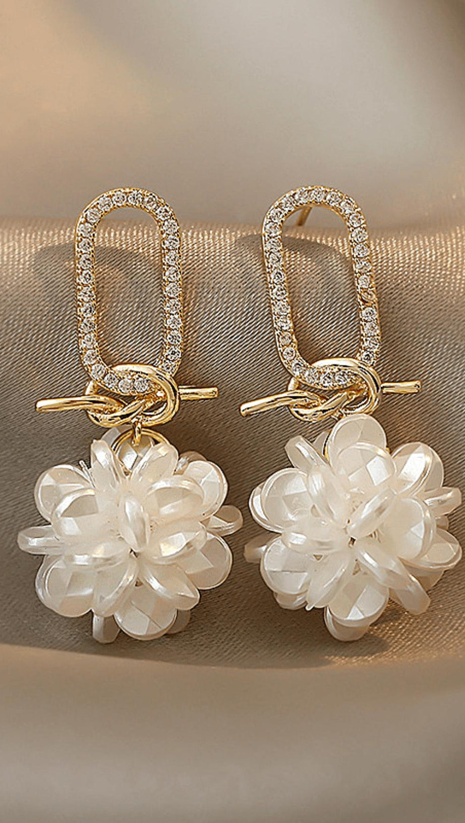 ORECCHINI GEOMETRICI MICRO-INTARSIATI E ANNODATI A FIORE