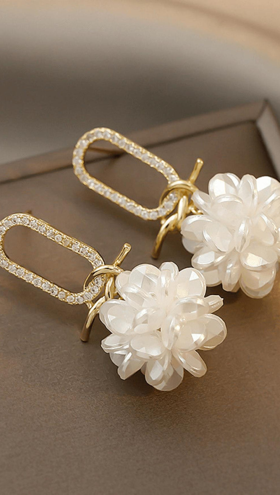 ORECCHINI GEOMETRICI MICRO-INTARSIATI E ANNODATI A FIORE