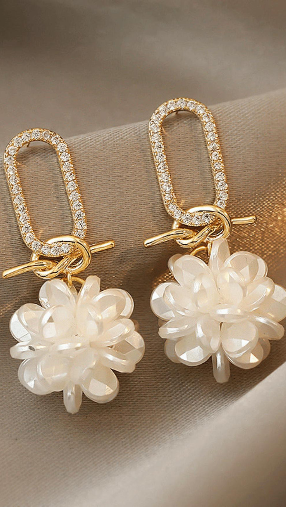 ORECCHINI GEOMETRICI MICRO-INTARSIATI E ANNODATI A FIORE