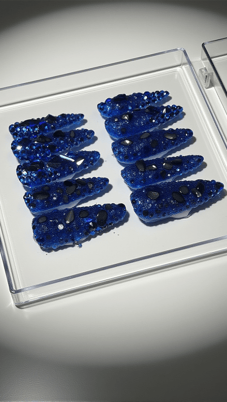 Unghie finte fatte a mano in cristallo blu reale Stilleto