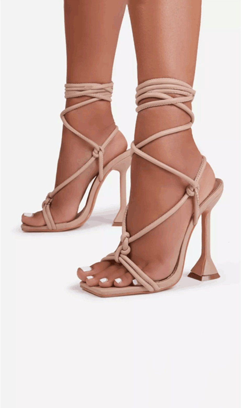 HIGH HEELS MIT KREUZRIEMEN UND FISCHMUND