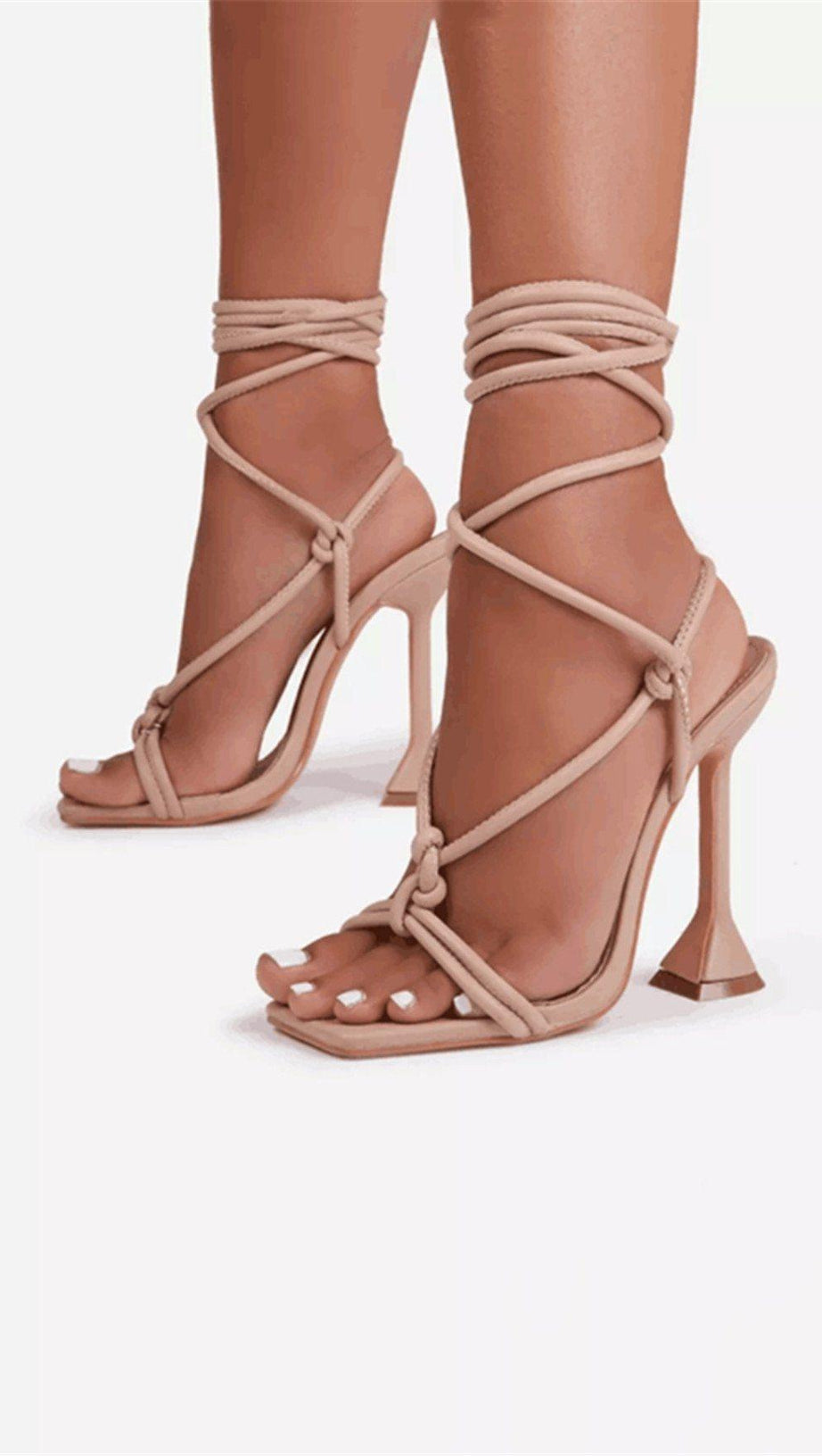 HIGH HEELS MIT KREUZRIEMEN UND FISCHMUND
