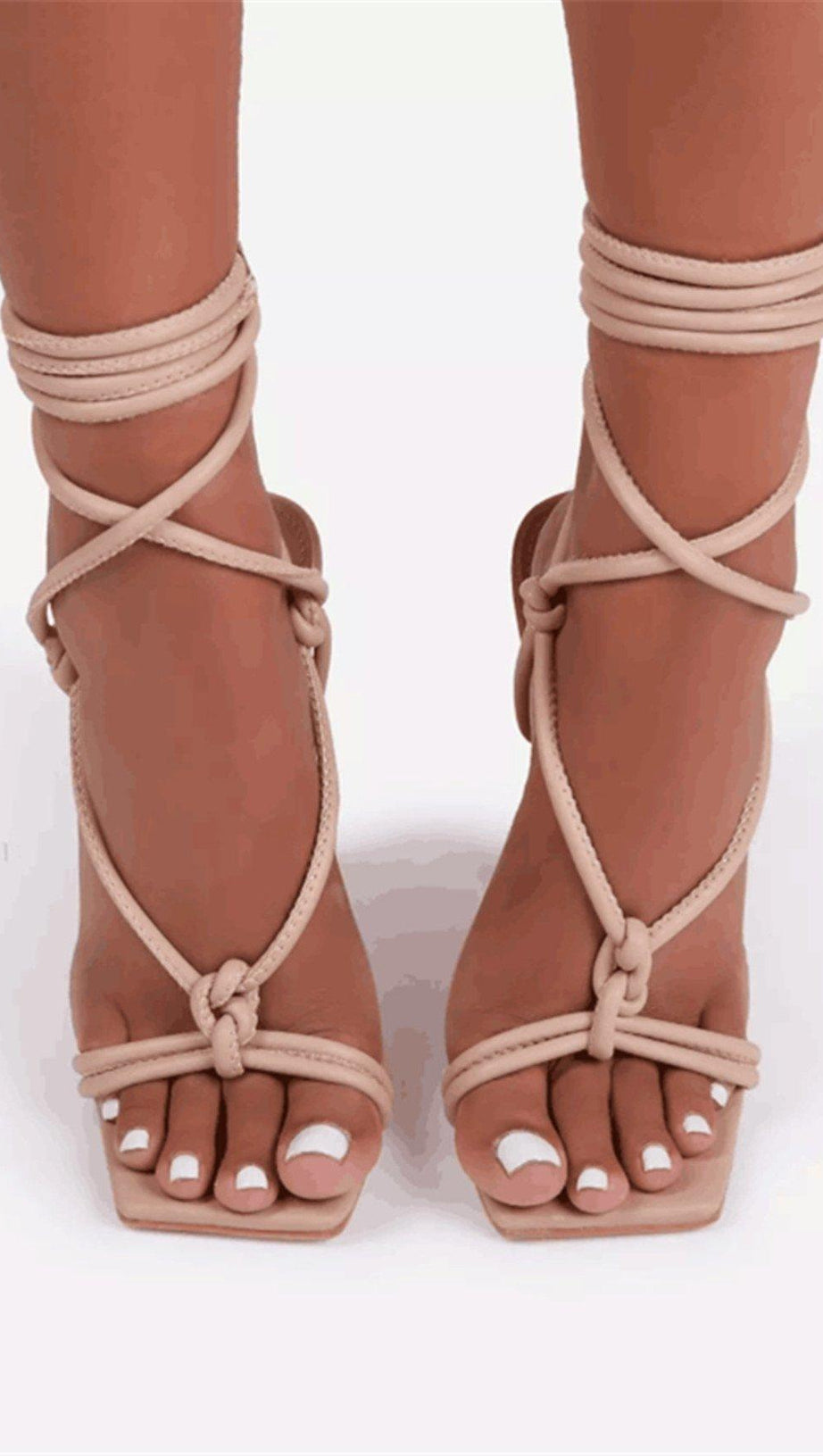 HIGH HEELS MIT KREUZRIEMEN UND FISCHMUND