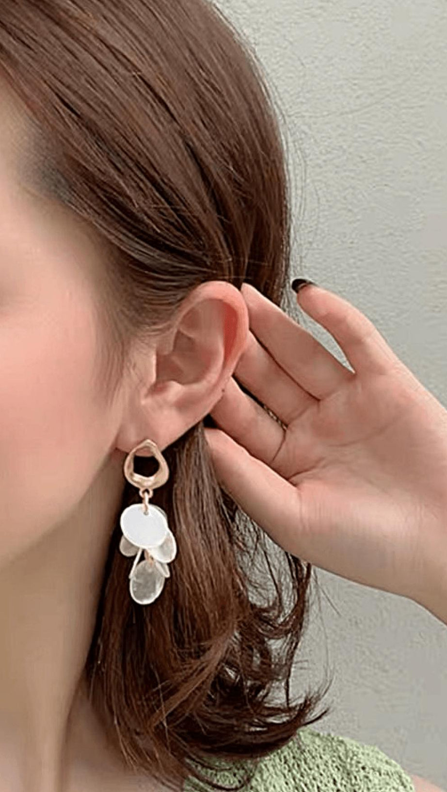 ORECCHINI LUNGHI CON NAPPINE A CONCHIGLIA ALLA MODA