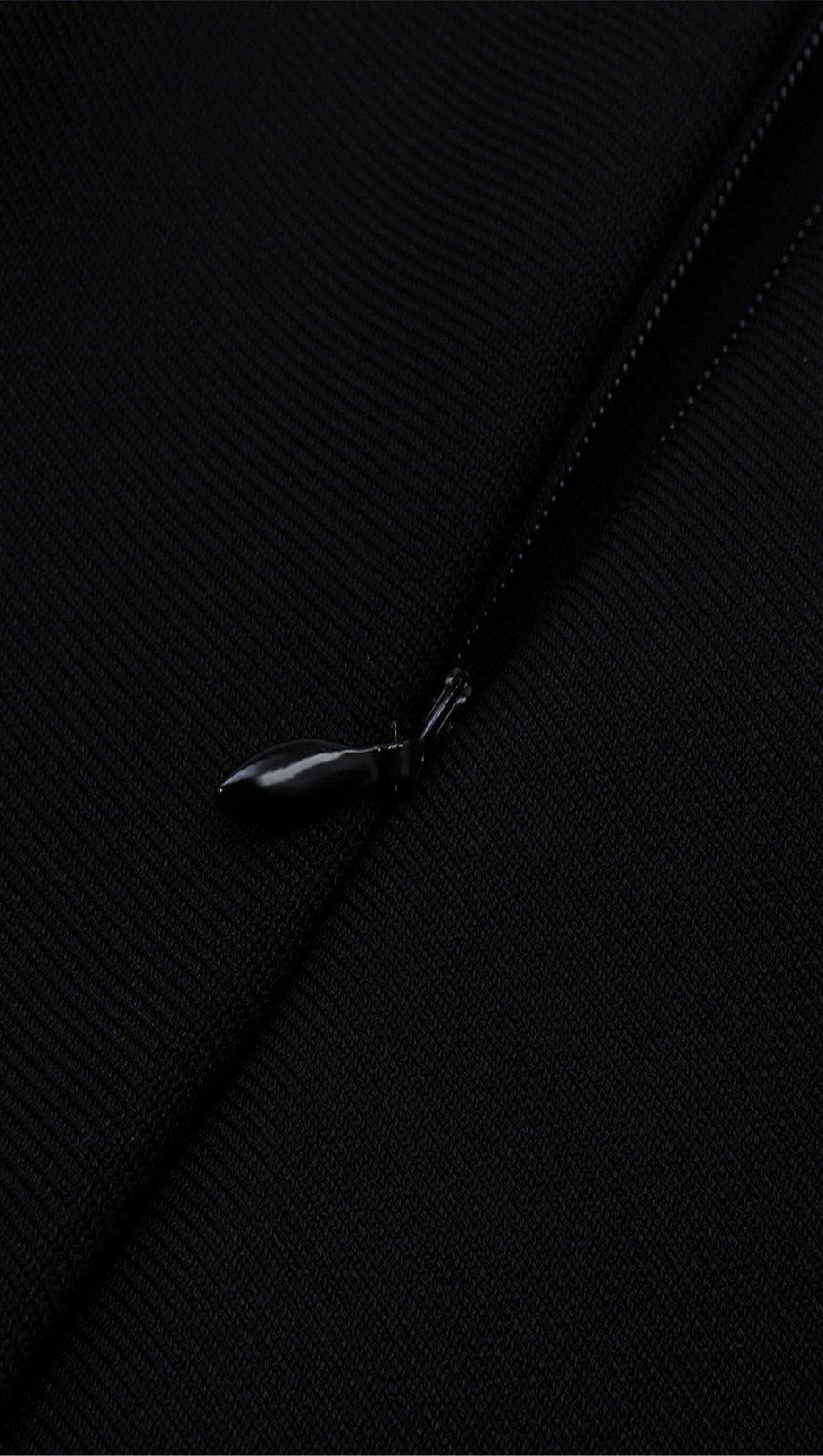 ABITO NERO CON SPALLE OBLIQUE ALLA MODA 