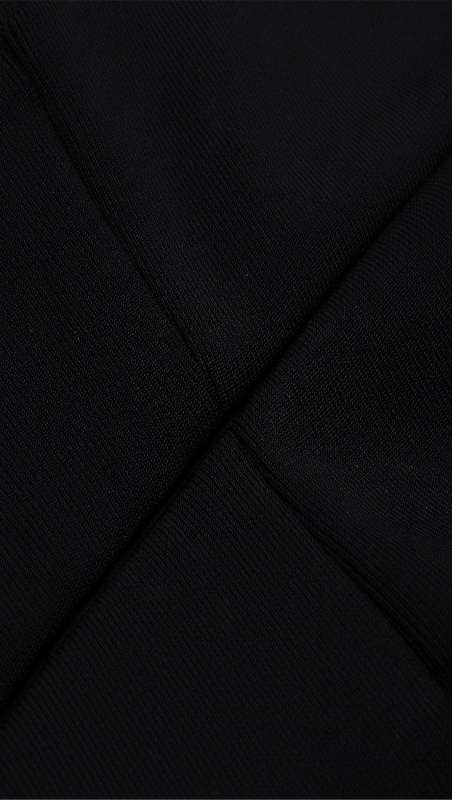 ABITO NERO CON SPALLE OBLIQUE ALLA MODA 